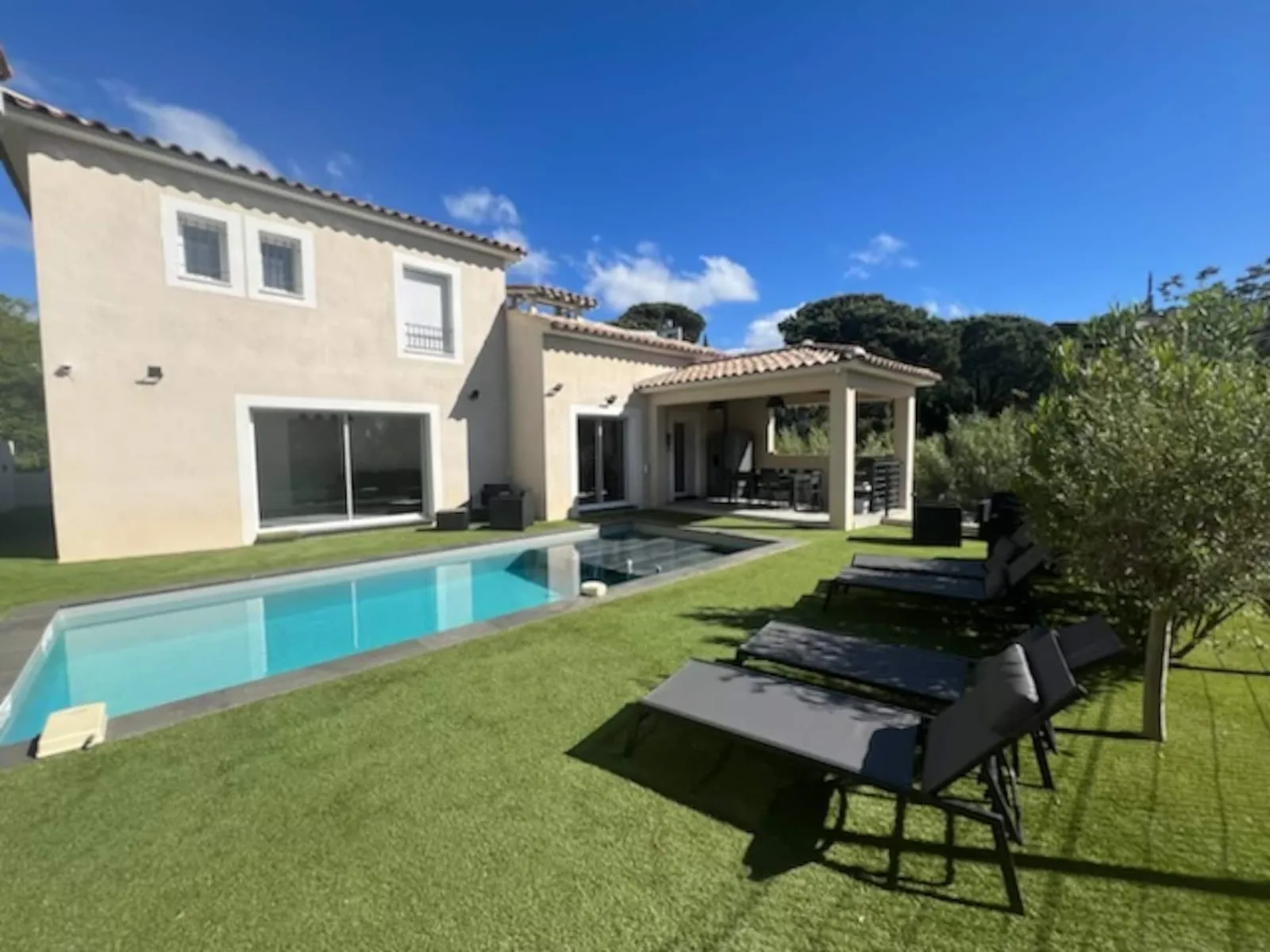 La villa, la piscine et le jardin