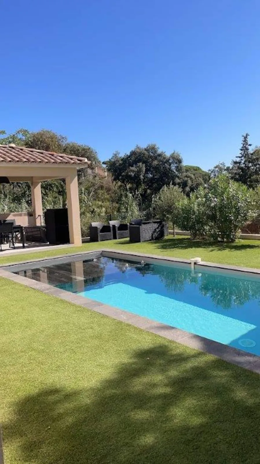 La piscine et le pool-house