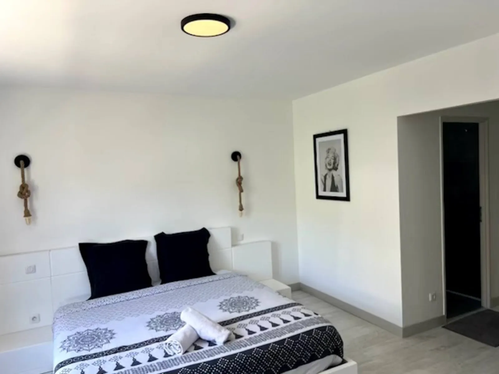 La chambre 1 et sa salle d'eau
