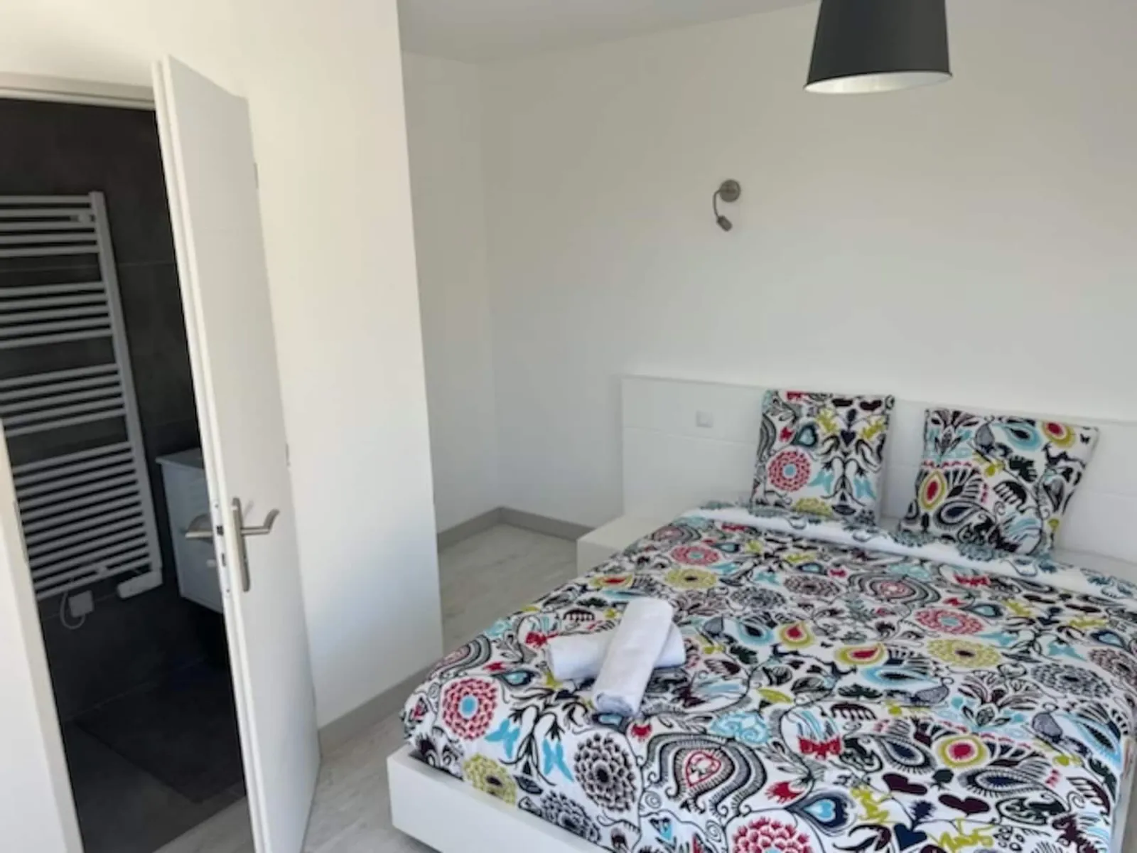 La chambre 2 et sa salle d'eau
