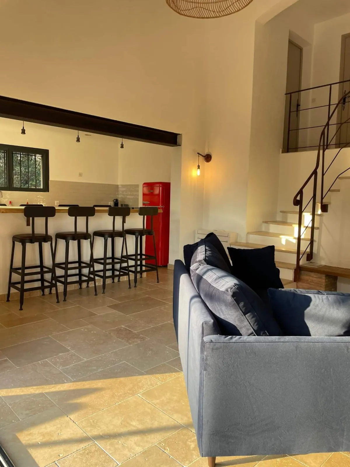 Le salon et le bar de la cuisine